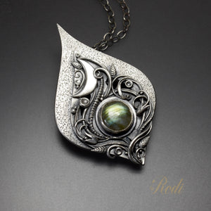 Crescere – Fine Silver Celtic Moon Pendant Necklace With Labradorite