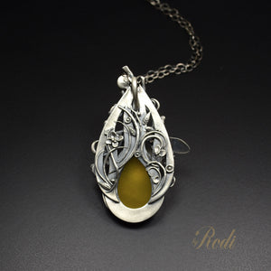 Be Free - Fine Silver Bee Pendant With Mango Chalcedony