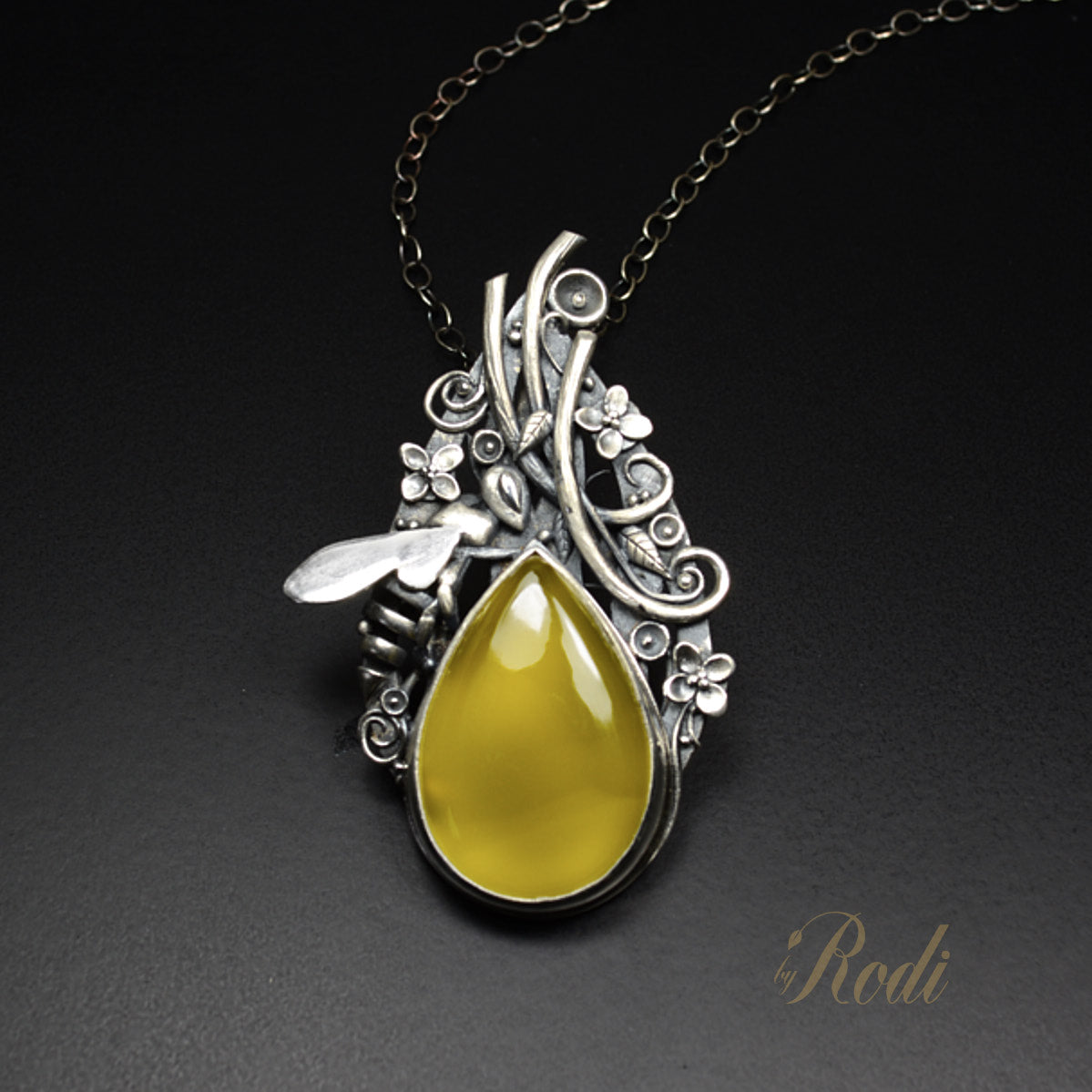 Be Free - Fine Silver Bee Pendant With Mango Chalcedony