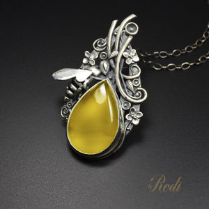 Be Free - Fine Silver Bee Pendant With Mango Chalcedony