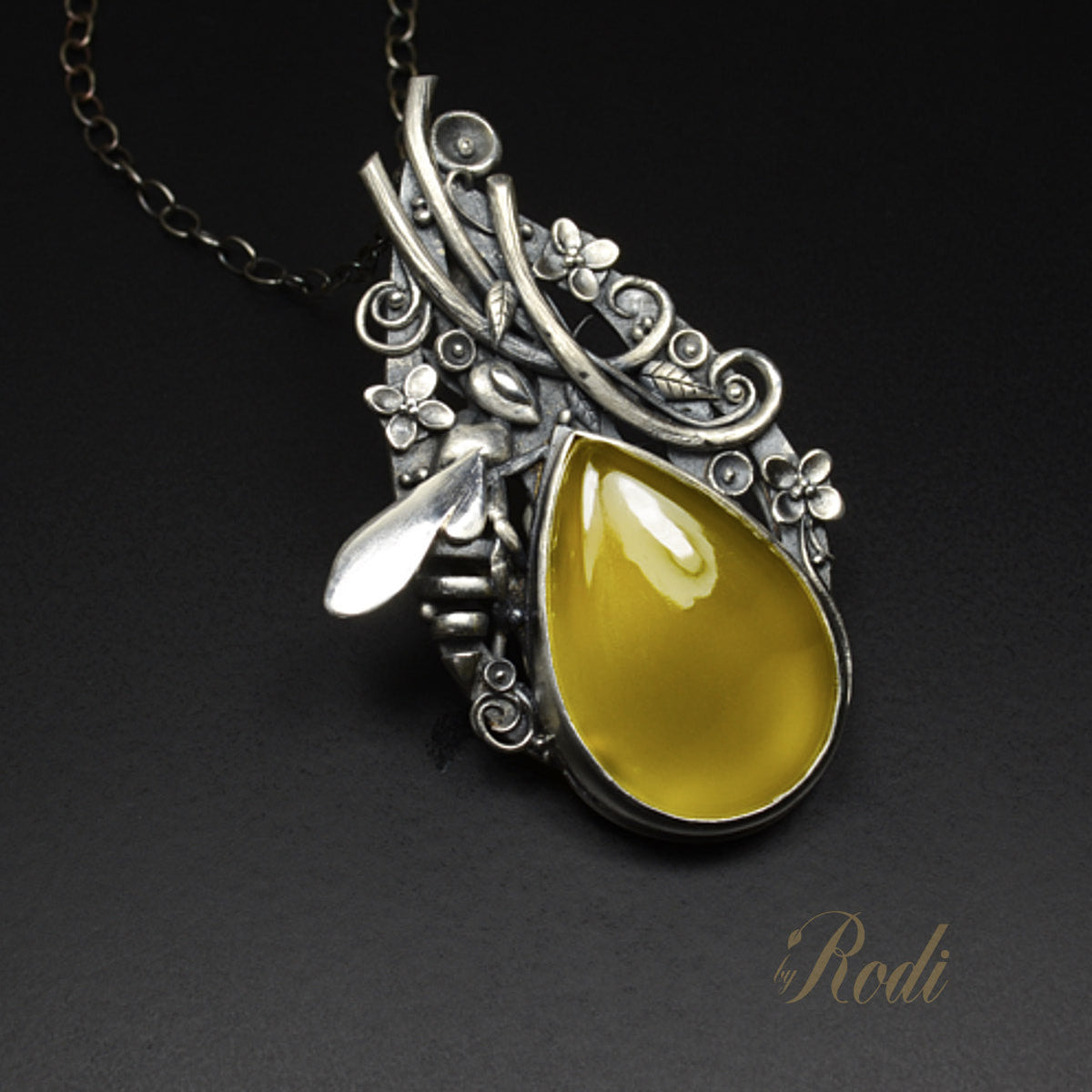 Be Free - Fine Silver Bee Pendant With Mango Chalcedony