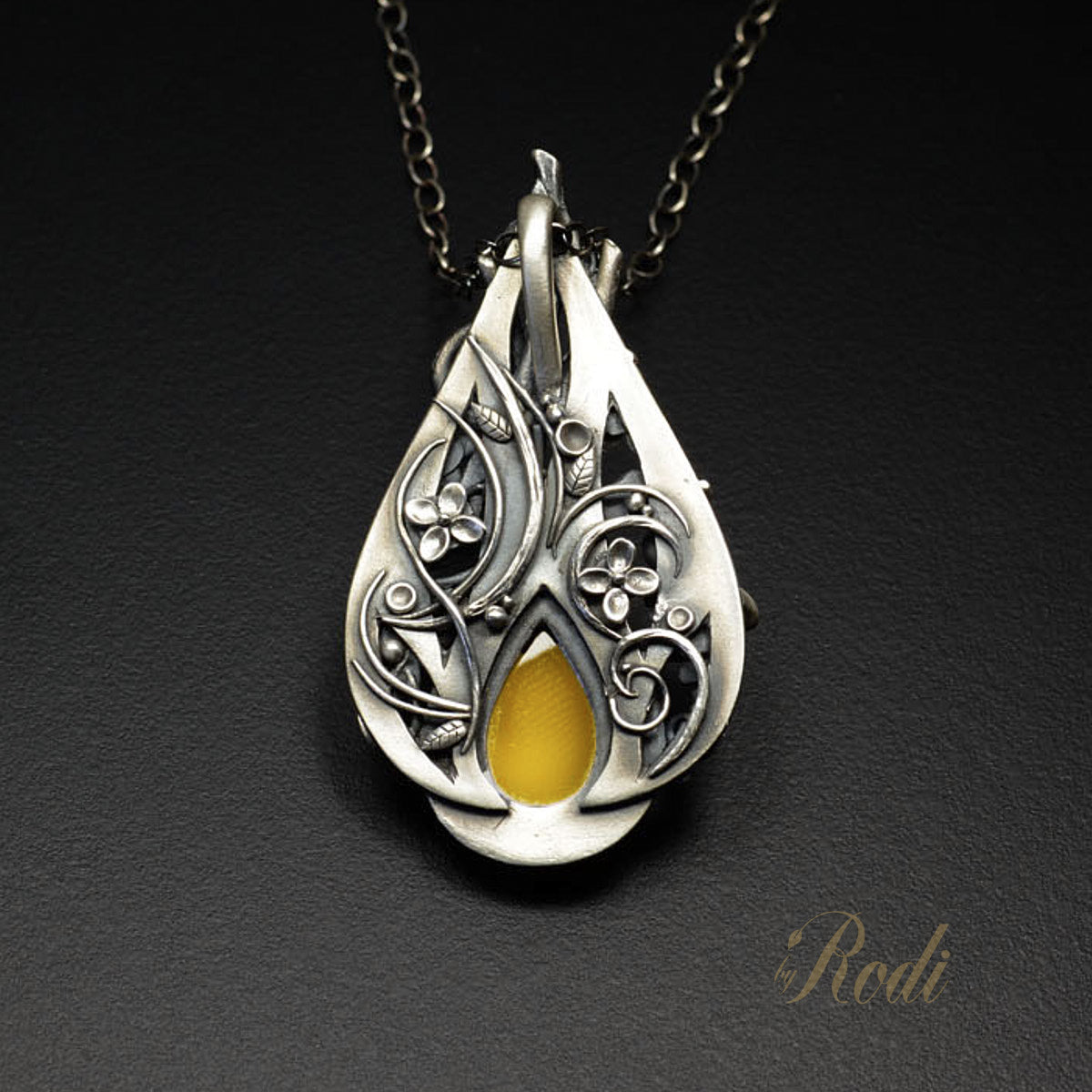 BeeHold - Fine Silver Bee Pendant With Mango Chalcedony
