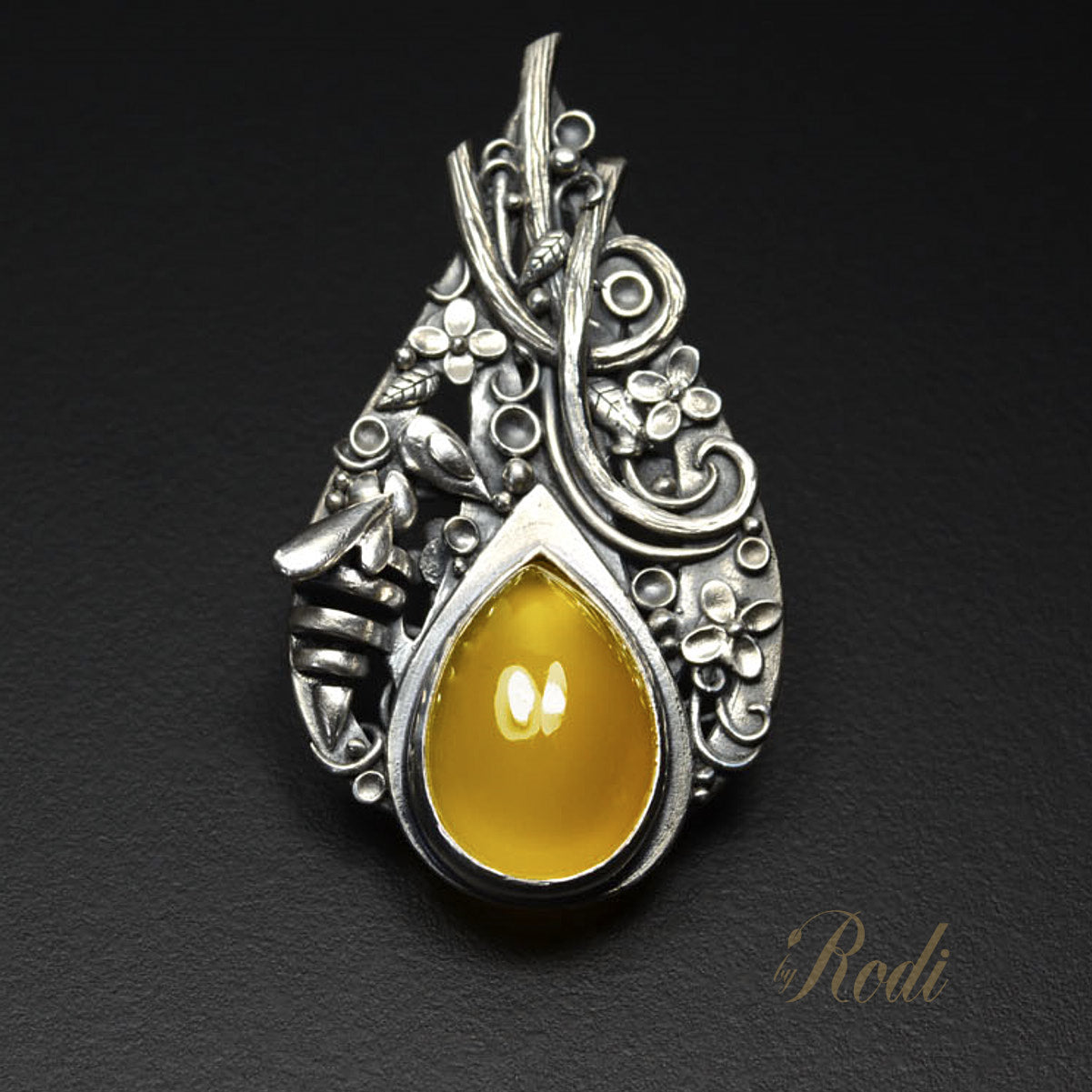 BeeHold - Fine Silver Bee Pendant With Mango Chalcedony