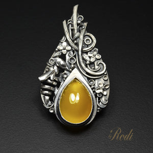 BeeHold - Fine Silver Bee Pendant With Mango Chalcedony