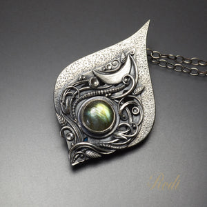Crescere – Fine Silver Celtic Moon Pendant Necklace With Labradorite