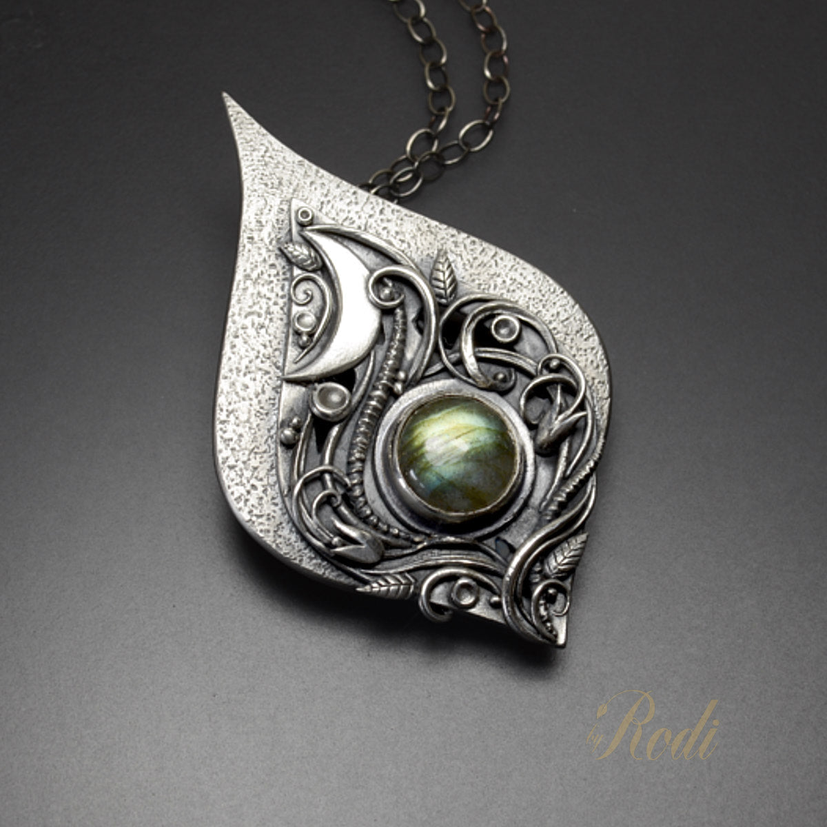 Crescere – Fine Silver Celtic Moon Pendant Necklace With Labradorite