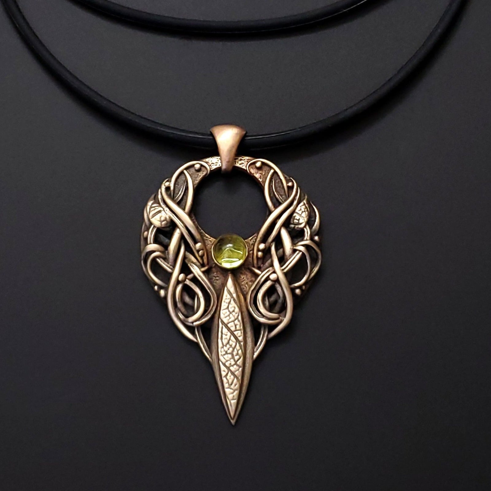 Sagesse - Bronze pendant with Peridot stone