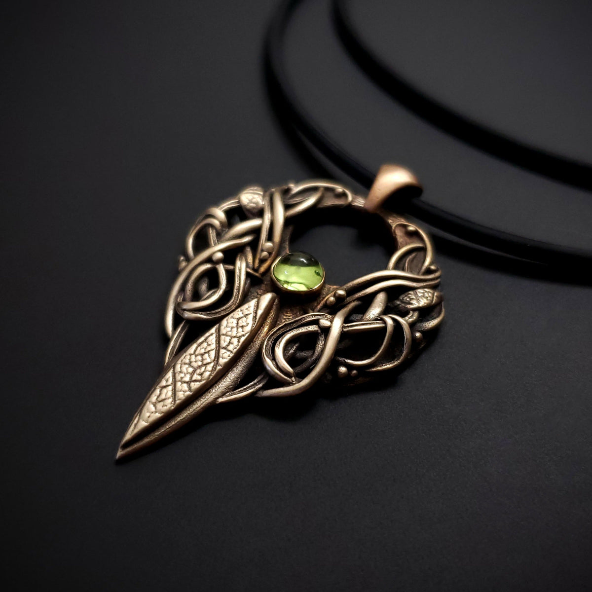 Sagesse - Bronze pendant with Peridot stone