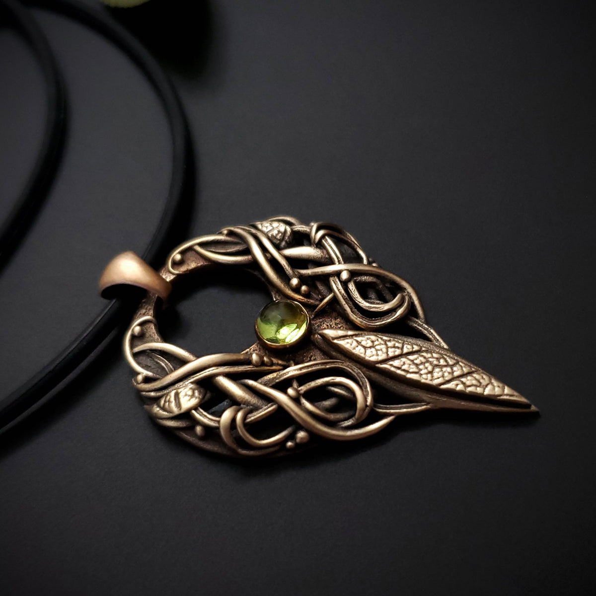 Sagesse - Bronze pendant with Peridot stone