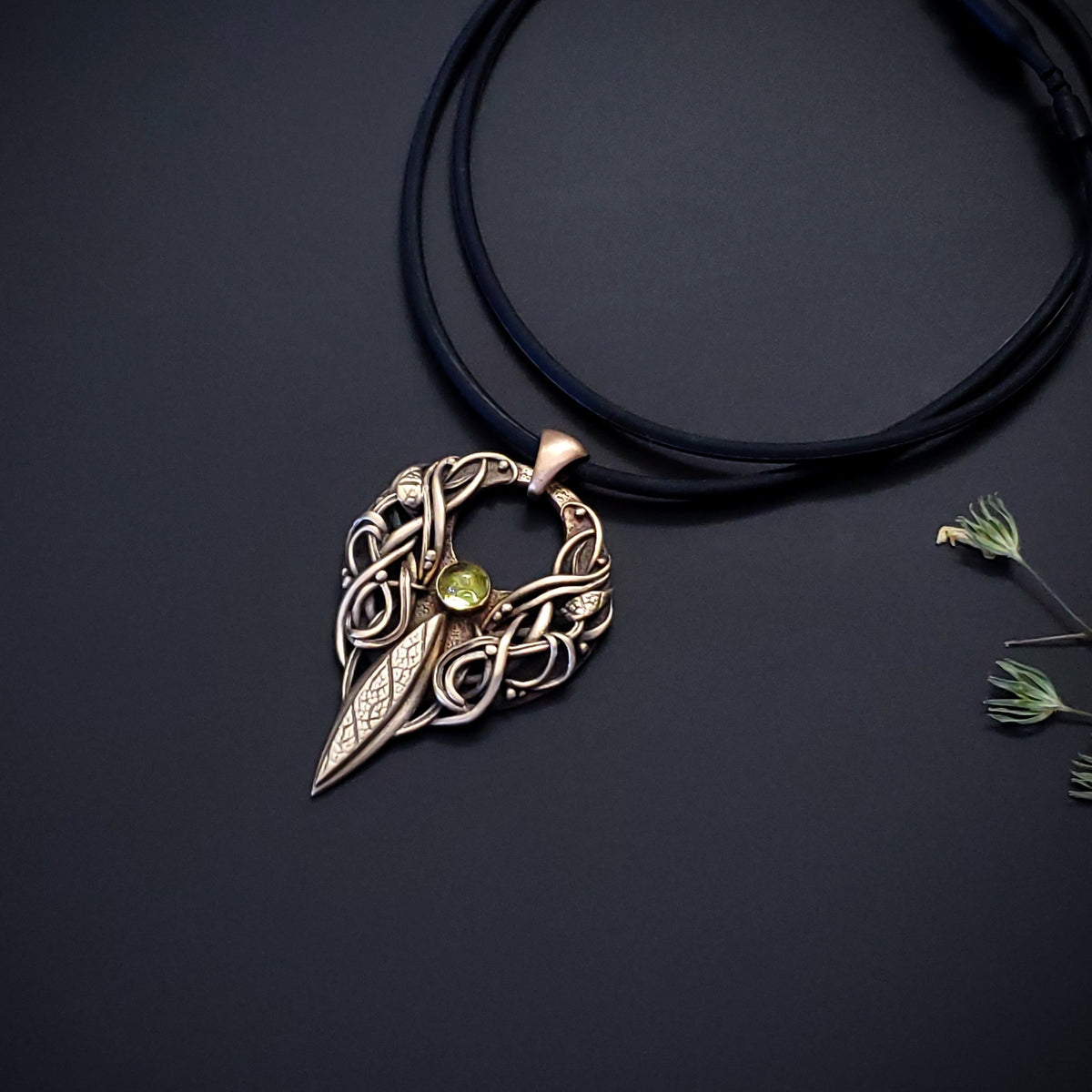 Sagesse - Bronze pendant with Peridot stone